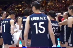 中国女排在比赛中因伤离场，梅西主教练感到担心