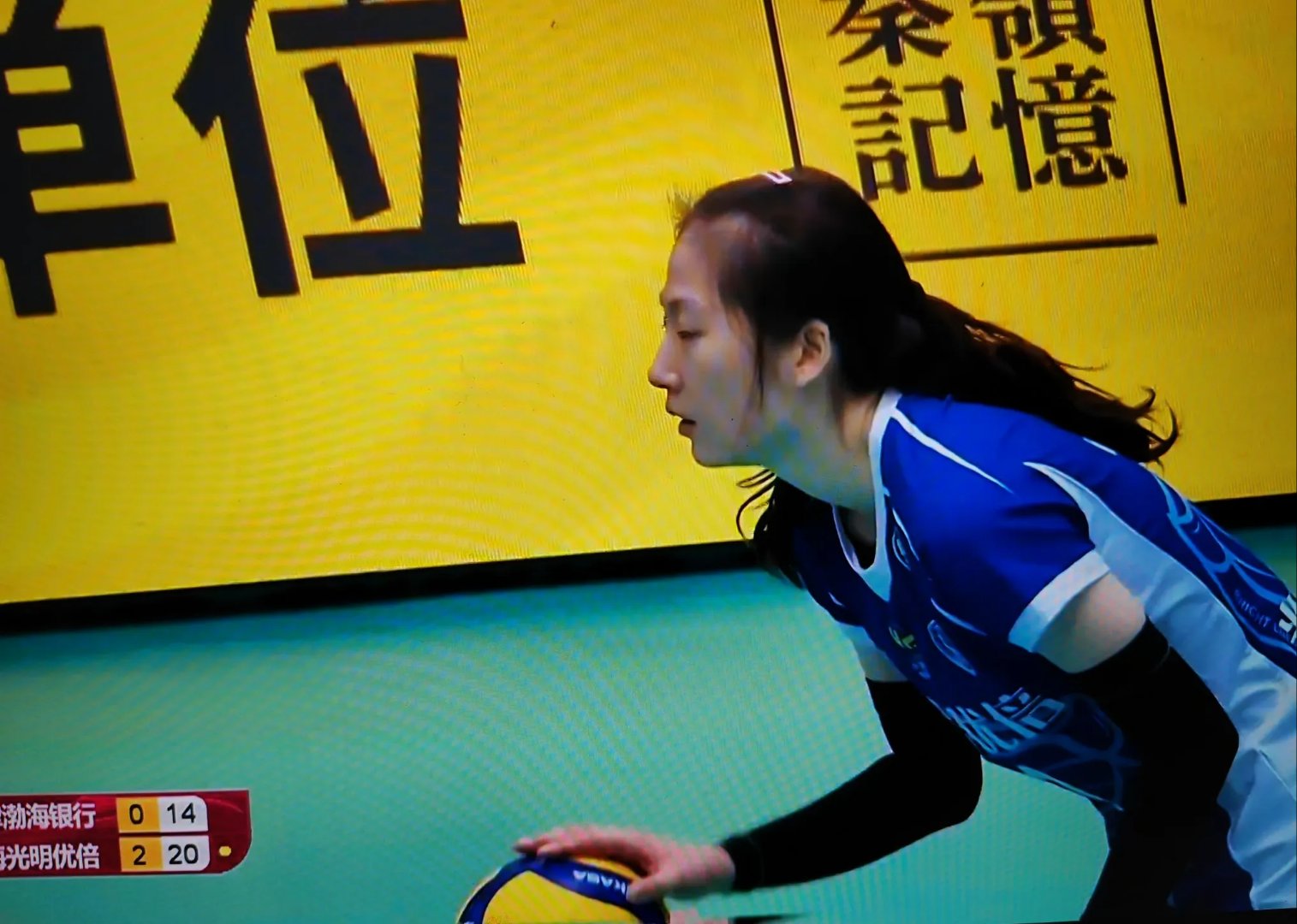 中国女排在比赛中因伤离场，梅西主教练感到担心