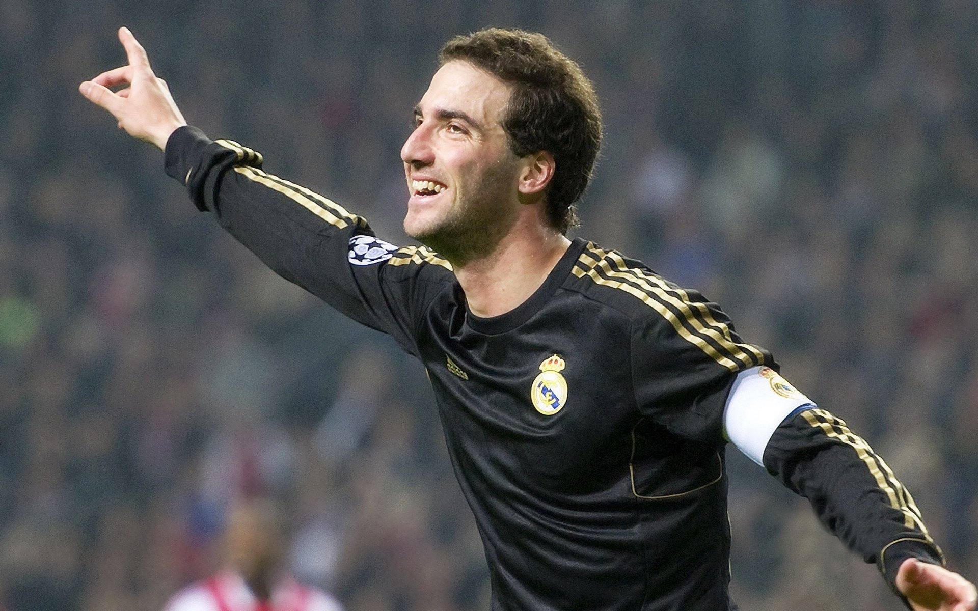 MAD观众热烈欢呼！字母哥迎来十五赛季出色发挥上演精彩一战