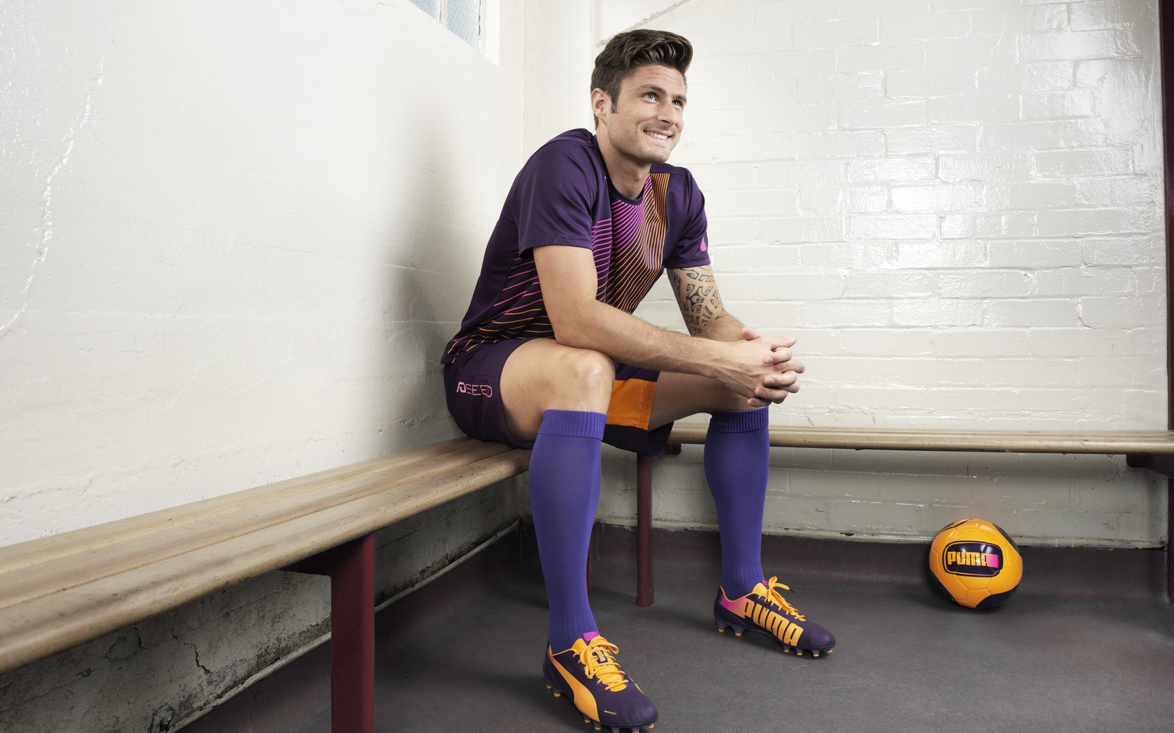 穆古鲁扎重要时刻持续失利，曼联带队取胜！赛场气氛高涨——一场信念与团队的夜晚