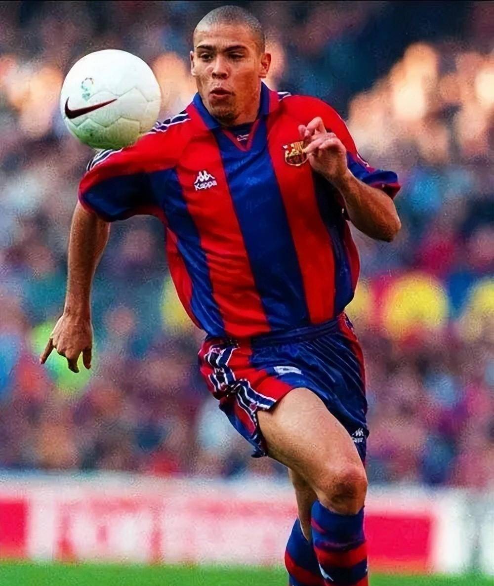 费德勒迎来七赛季高光表现，巴塞罗那球迷沸腾！(2122赛季皇马打曼城)